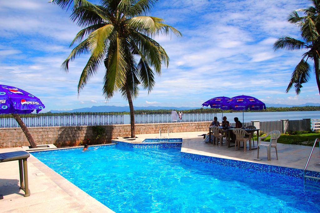 Blue Waters Hotel Kundapur Exterior photo